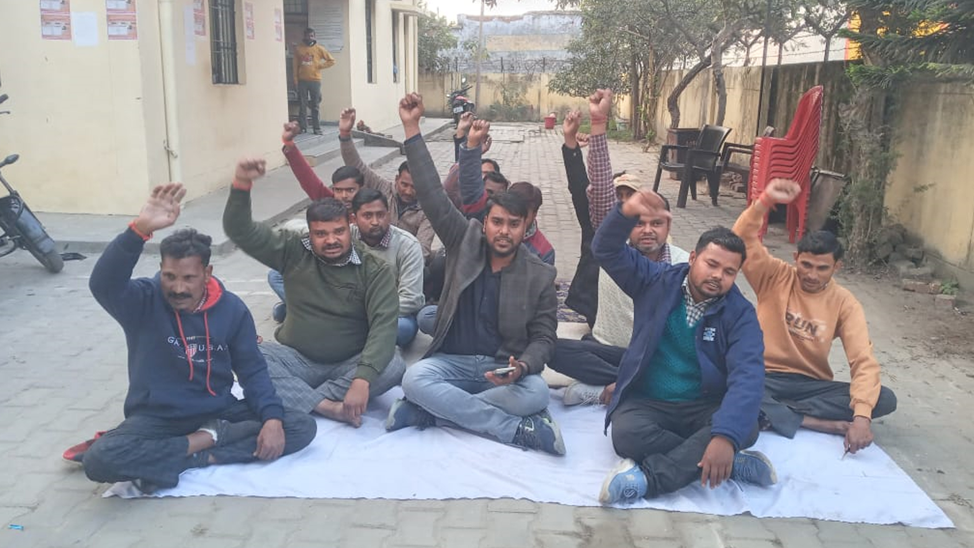 लखीमपुर खीरी : नशे में धुत जेई ने की अभद्रता, धरने पर बैठे चतुर्थ श्रेणी विद्युत कर्मी