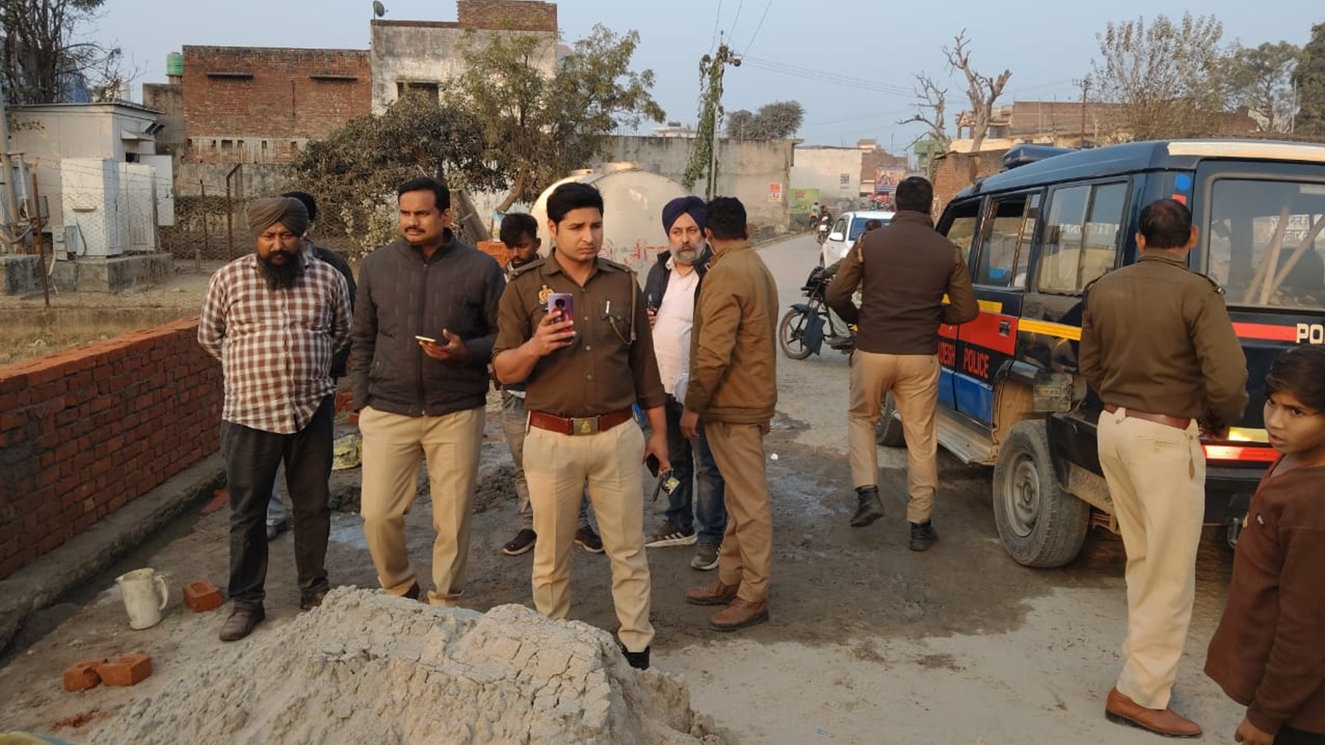 शाहजहांपुर: विवादित भूमि पर पुलिस ने रुकवाया निर्माण, दोनों पक्षों को दी हिदायत