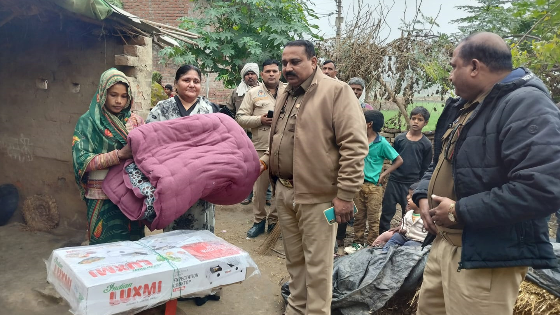 कासगंज : सिढ़पुरा थानाध्यक्ष ने दिखाई दरियादिली, गरीब विधवा की मदद