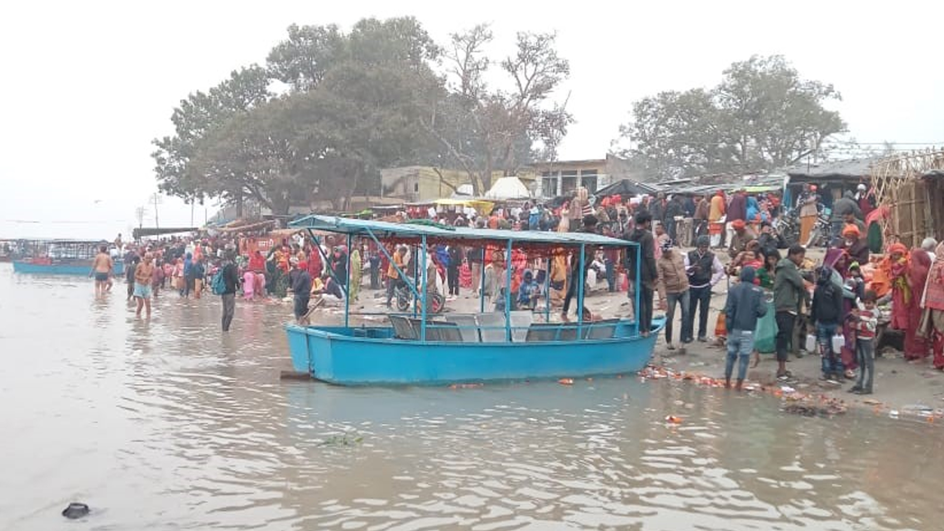 बदायूं : सोमवती अमावस्या पर आस्था से सराबोर रहा गंगा घाट, लगी रही भीड़