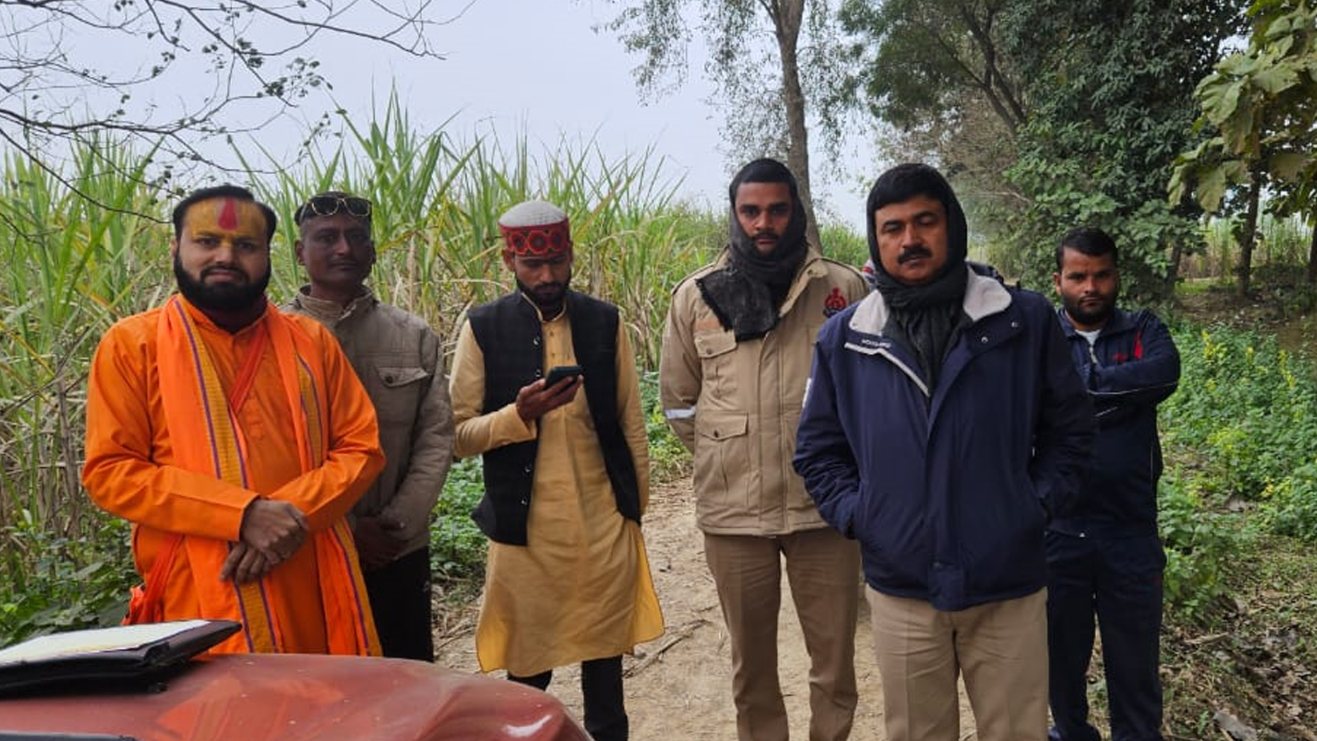 लखीमपुर खीरी : गन्ने के खेत में मिले गौवंश के अवशेष, गौरक्षकों ने किया हंगामा