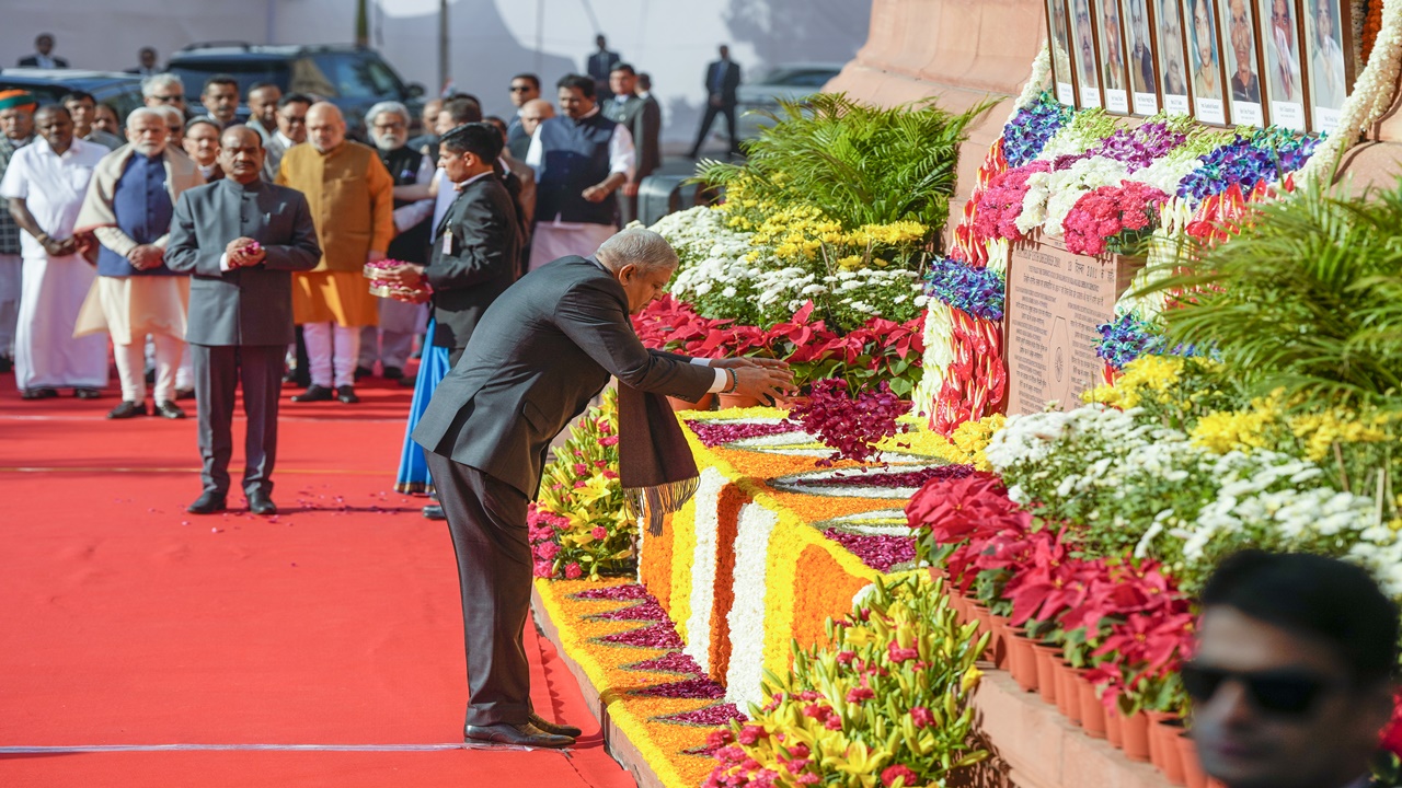 Parliament Attack: उपराष्ट्रपति, प्रधानमंत्री, सांसदों ने संसद हमले के शहीदों को दी श्रद्धांजलि