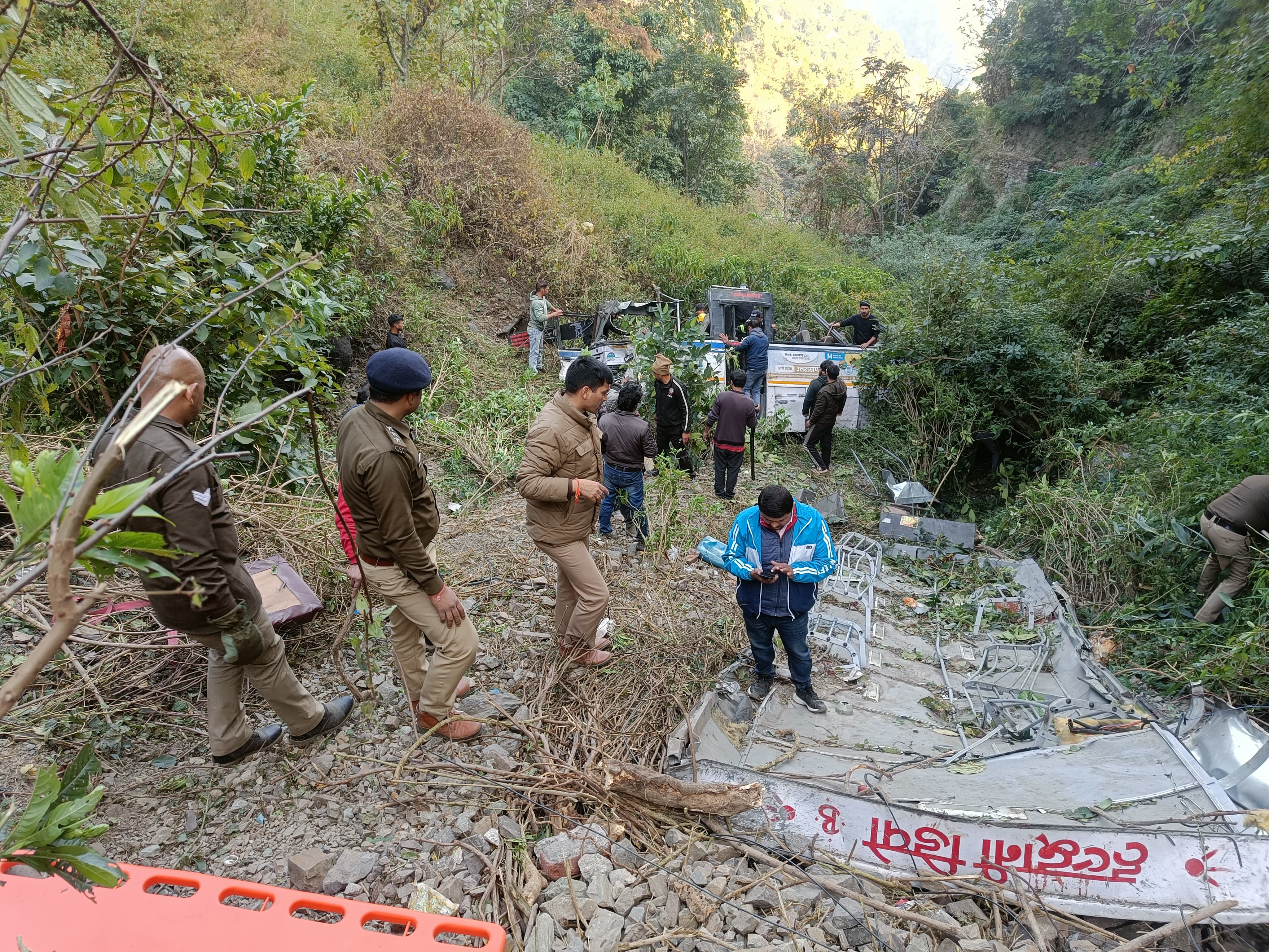 बीएमडब्ल्यू बचाने के चक्कर में खाई  में गिरी रोडवेज बस, 4 की मौत, 25 यात्री घायल 