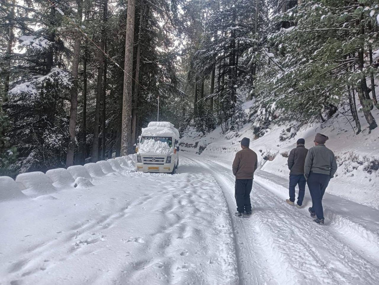 पहाड़ों पर बिछी बर्फ, मैदान में शीतलहर का जोर 