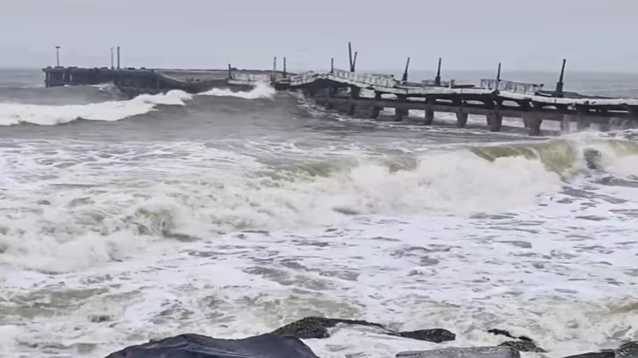 Cyclone Fengal: चक्रवात ‘फेंगल’ पुडुचेरी के पास स्थिर, अगले तीन घंटे में कमजोर पड़ने की संभावना