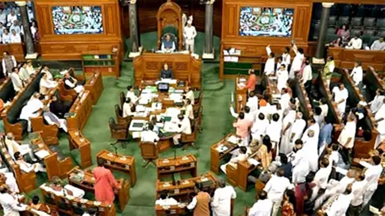 Parliament Sessions: कांग्रेस, सपा समेत अन्य विपक्षी दलों का लोकसभा में हंगामा, बैठक दिनभर के लिए स्थगित 