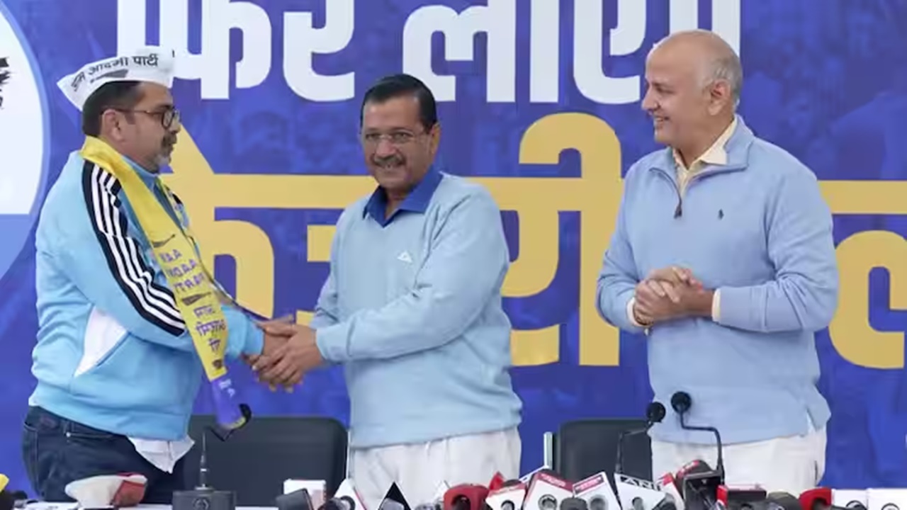 दिल्ली चुनाव से पहले अवध ओझा आम आदमी पार्टी में हुए शामिल, अरविंद केजरीवाल ने दिलाई सदस्यता