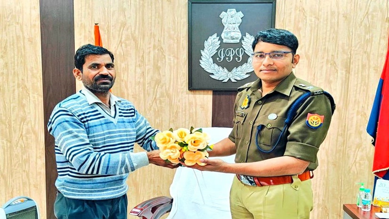 गोंडा: जालसाज ने लालच देकर अकाउंट से  ट्रांसफर करा लिया 1 लाख रुपए, पुलिस ने कराया वापस