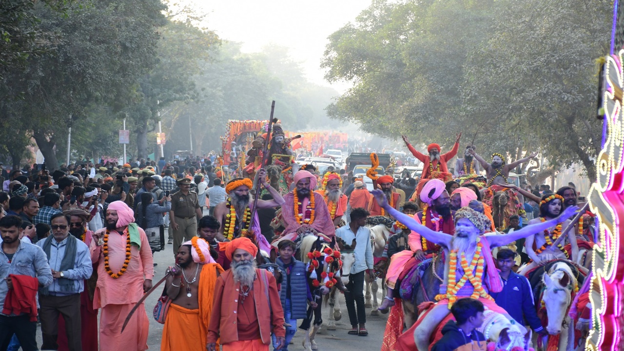 श्री पंचदशनाम आवाहन अखाड़े का महाकुम्भ नगर में हुआ भव्य प्रवेश, नागा सन्यासियों ने लहराई तलवारें