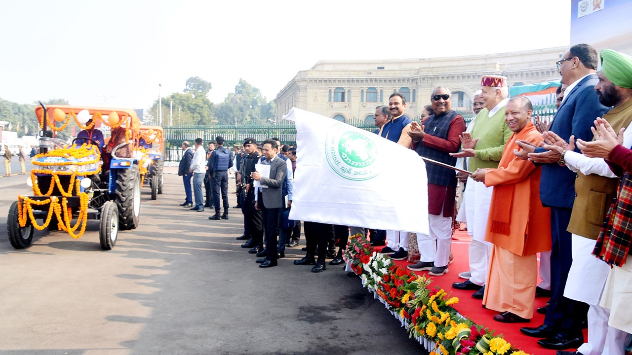 चौधरी चरण सिंह की जयंती पर सीएम योगी ने वितरित किए ट्रैक्टर, कहा- सरकार किसानों के उत्थान के लिए लगातार कर रही है कार्य  