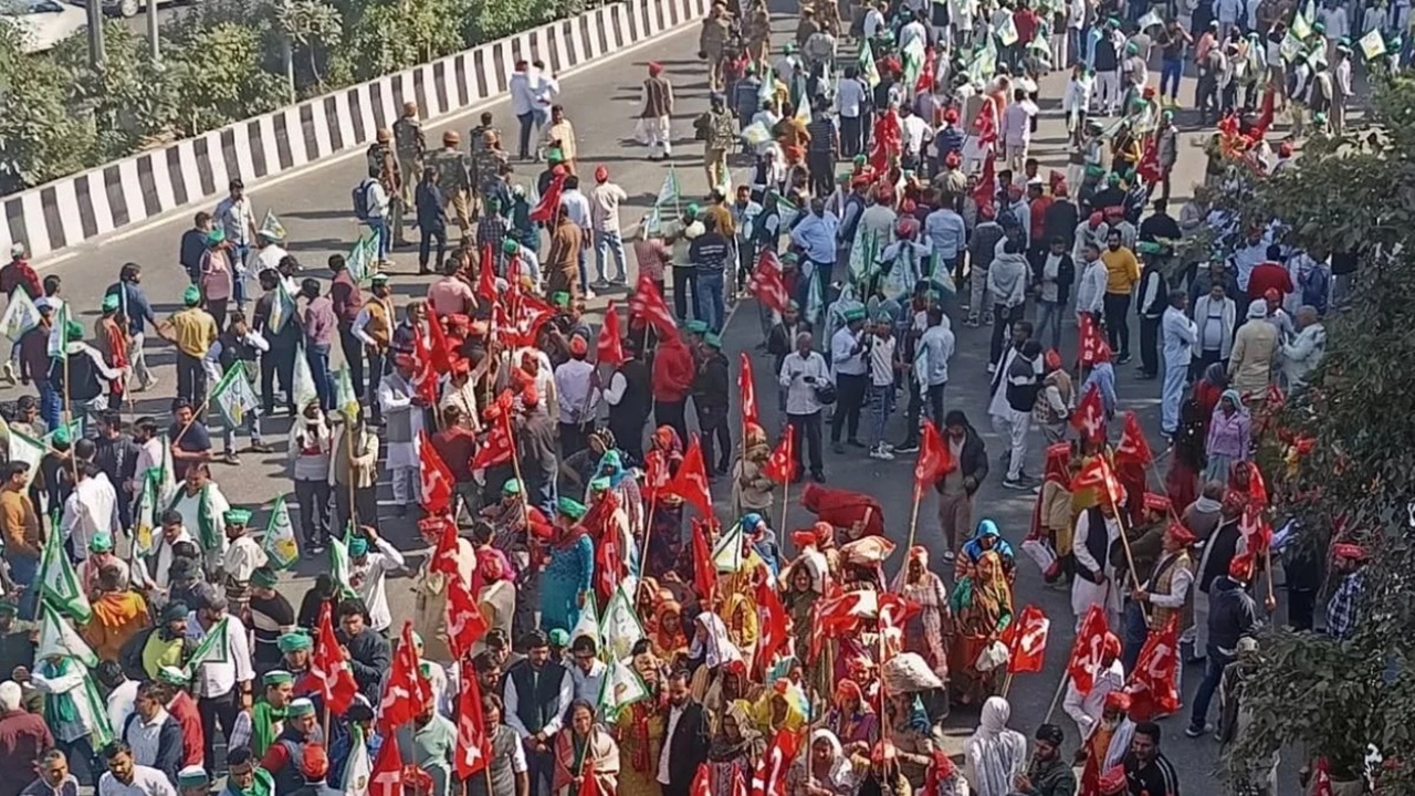 Farmer Protest: मांगों को लेकर दिल्ली सीमा के पास डटे किसान, अखिलेश यादव ने सरकार को घेरा