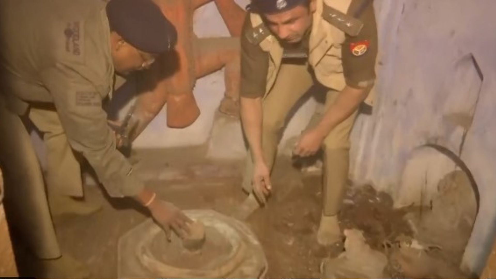 VIDEO: संभल में 46 साल बाद खुले मंदिर के द्वार, पुलिसकर्मियों ने शिवलिंग किया साफ...मिला प्राचीन कुआं