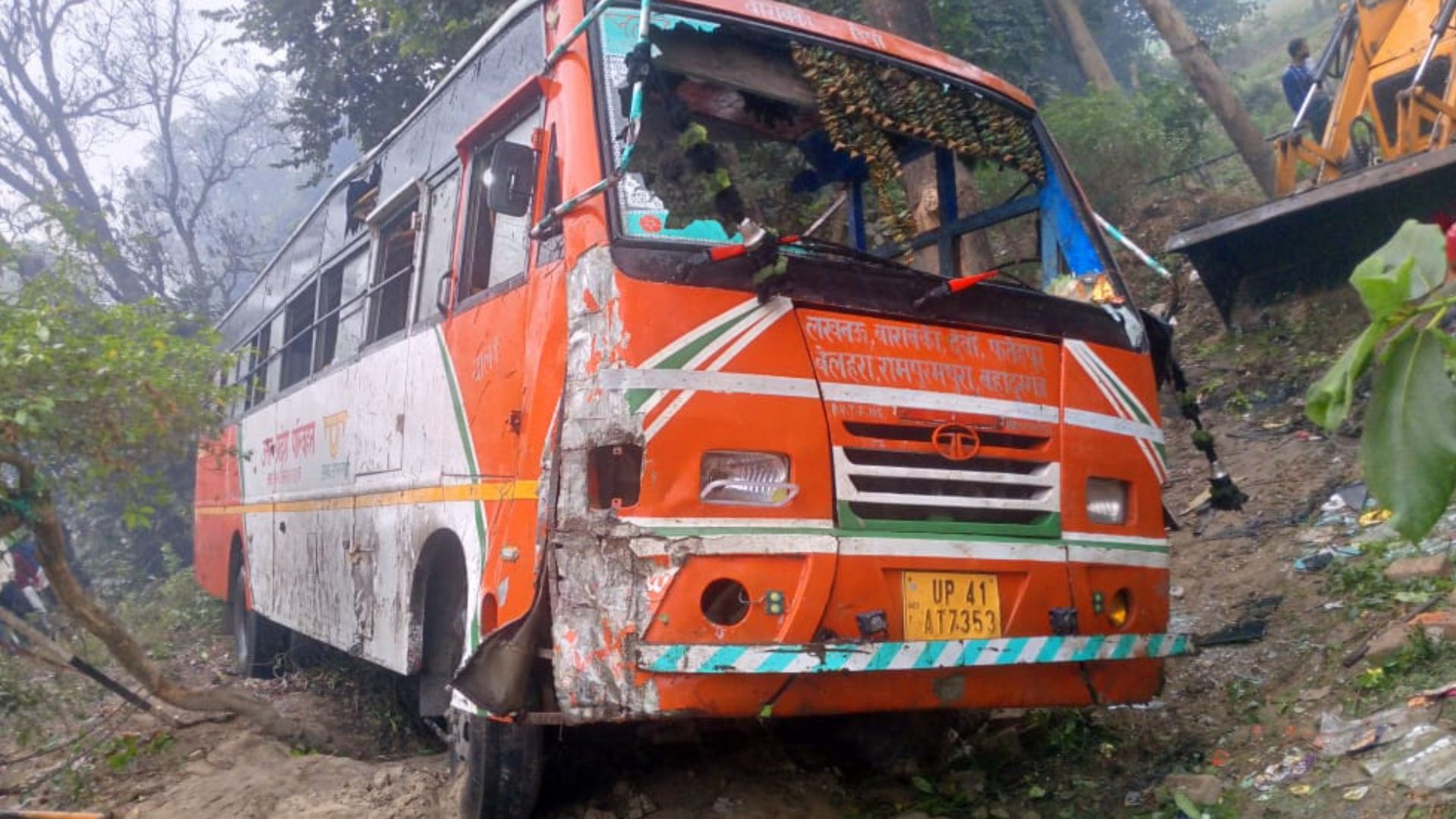 बाराबंकी: यात्रियों को लेकर जा रही अनुबंधित बस पलटी, पांच यात्री हुए घायल...मची चीख-पुकार