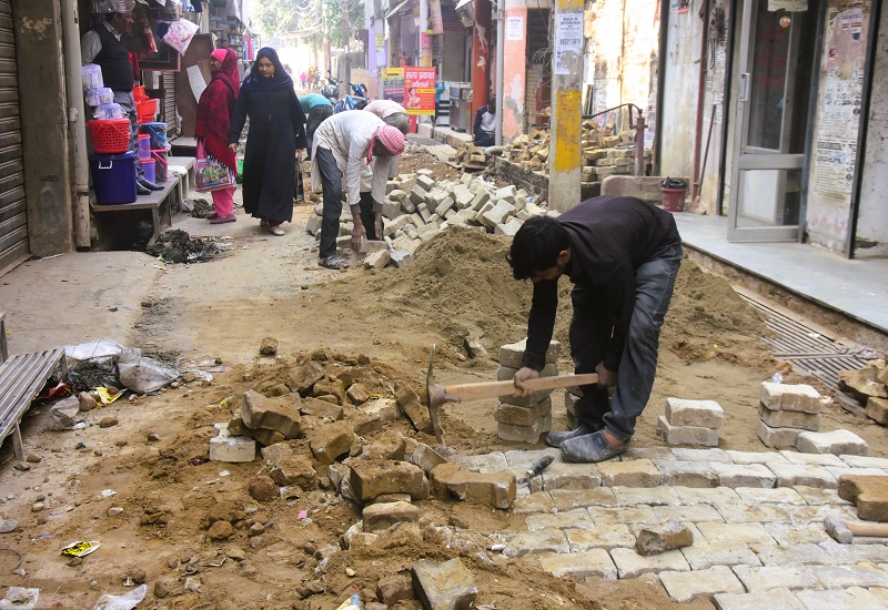 अमृत विचार की खबर का असर : हरथला बाजार की सड़क का निर्माण शुरू, दो साल से टूटी सड़क पर कर रहे थे आवाजाही