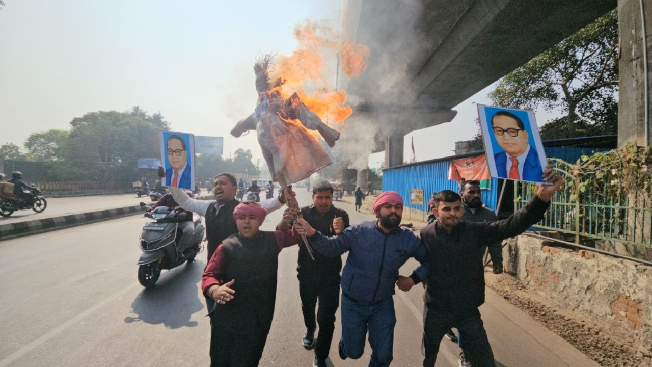 लखनऊः अमित शाह का फूंका पुतला, NSUI और समाजवादी छात्र सभा के कार्यकर्ताओं पर बरसी पुलिस की लाठी