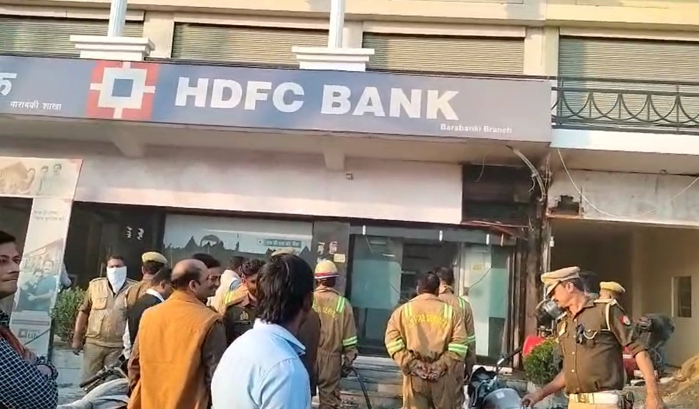 बाराबंकी: HDFC बैंक के बाहर धू-धूकर जली वायरिंग, मची अफरा तफरी