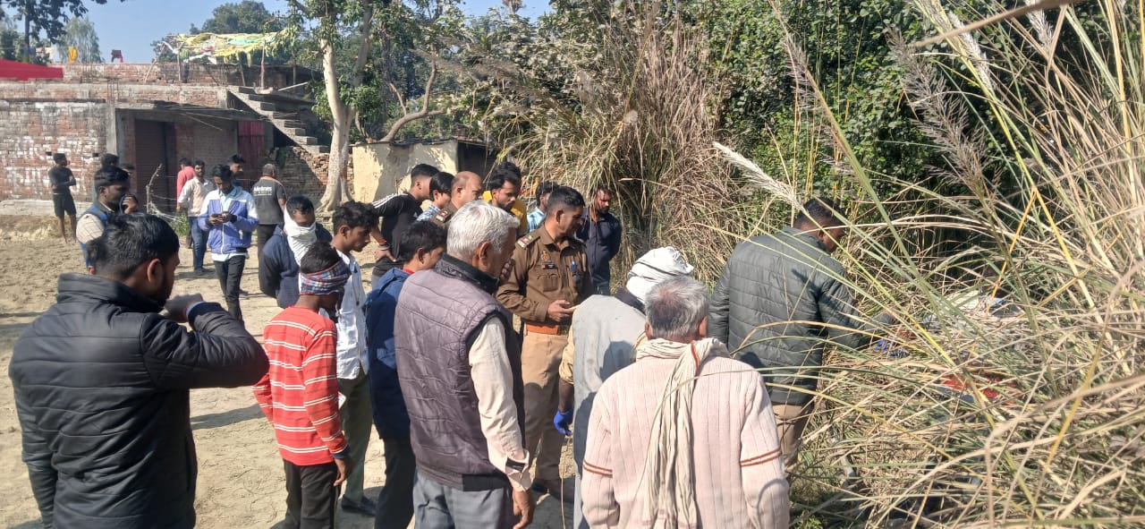 सुलतानपुर: सरपत के झुरमुट के बीच मिला अधजला युवक का शव, नहीं हो सकी शिनाख्त