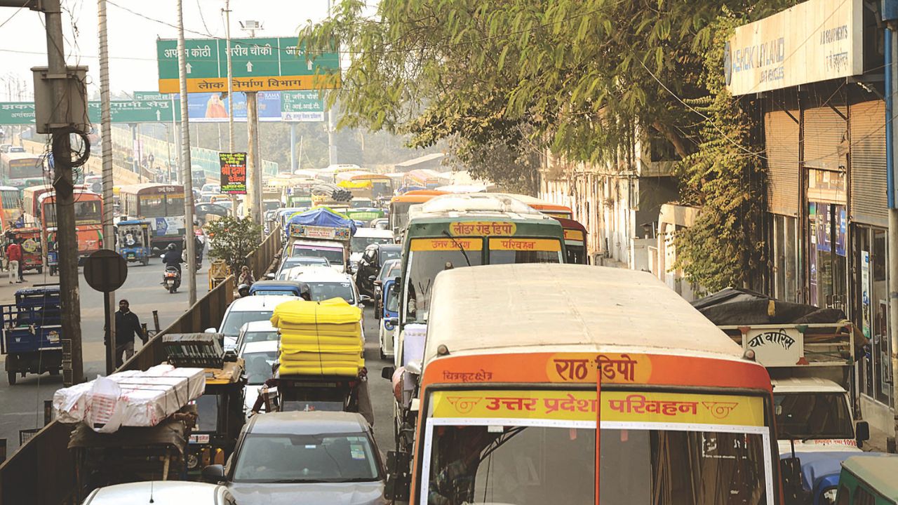 Kanpur: फुटपाथों पर दुकानें, सड़कों पर ग्राहकों के वाहन, कई दुकानें हैलट गेट पर ही लगीं, सामने है थाना पर कोई रोकता नहीं