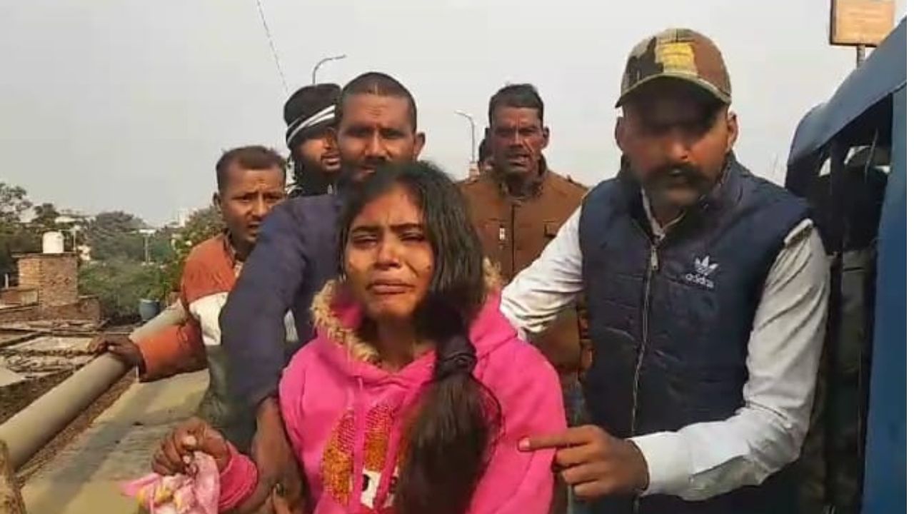 Kanpur में पुल से किशोरी ने किया कूदने का प्रयास: राहगीरों ने दौड़कर खींचा, बचाई जान 