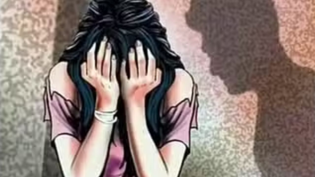 Kanpur में किशोरी से दुष्कर्म: पुलिस ने पीड़िता को बरामद कर परिजनों को सौंपा, आरोपी बहला-फुसलाकर ले गया था