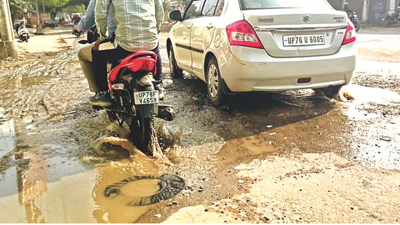 Kanpur: स्मार्ट सिटी को दाग लगा रही शास्त्री चौक-सचान चौराहा की सड़क; जगह-जगह पर गड्ढे, बीच-बीच में सड़क हो जाती है लापता 