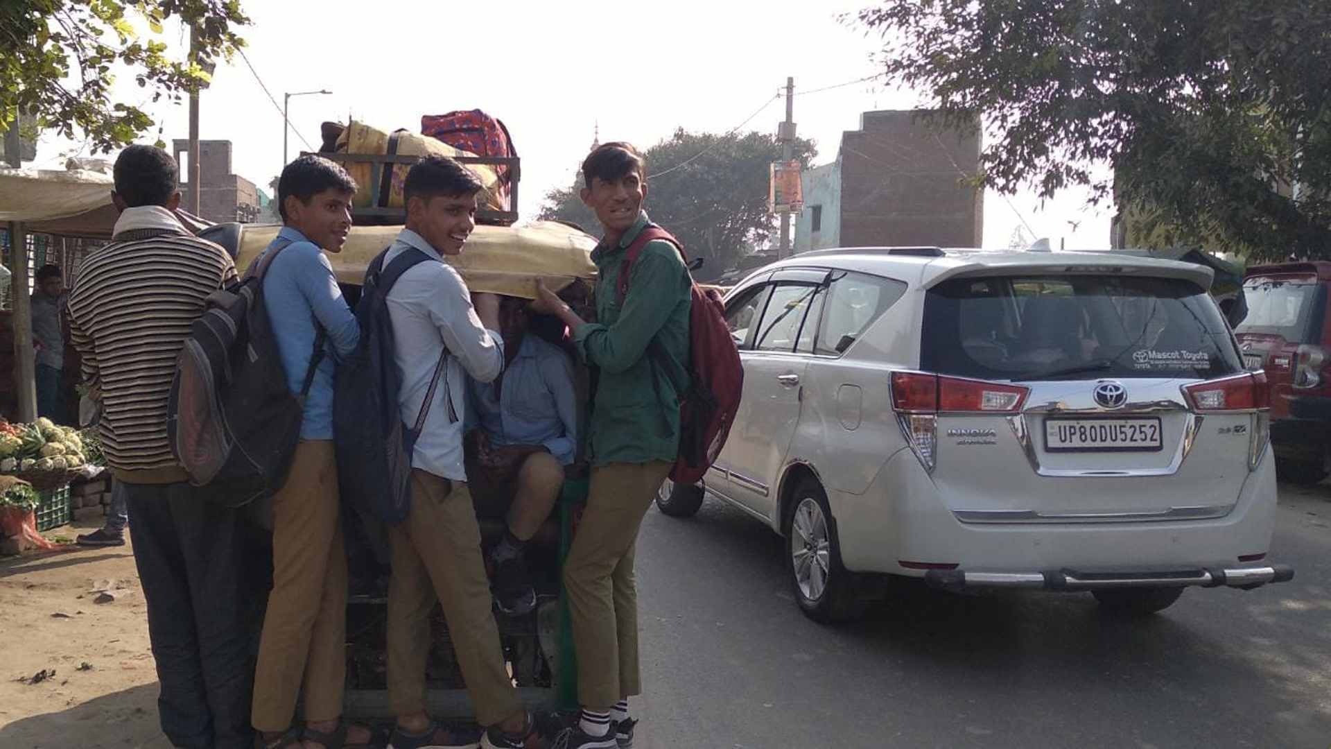 कासगंज: नियम कायदे ताक पर...अमांपुर में भेड़ बकरियों की तरह टेंपो में भरी जा रहीं सवारियां