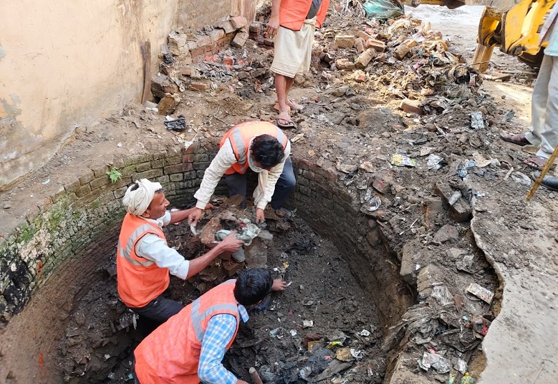 संभल : अतिक्रमण हटाओ अभियान के दौरान दिखे दो और कुएं, खोदाई शुरू