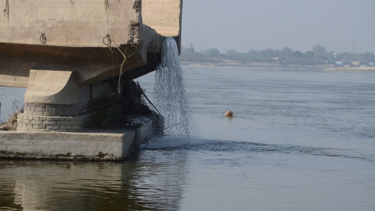 Kanpur: मेट्रो की वजह से सीसामऊ नाला गंगा में गिर रहा, महापौर हुईं गुस्सा, बोली- अधिकारी बैठक में ऐसे आते मानो पूड़ी खाने आए हैं