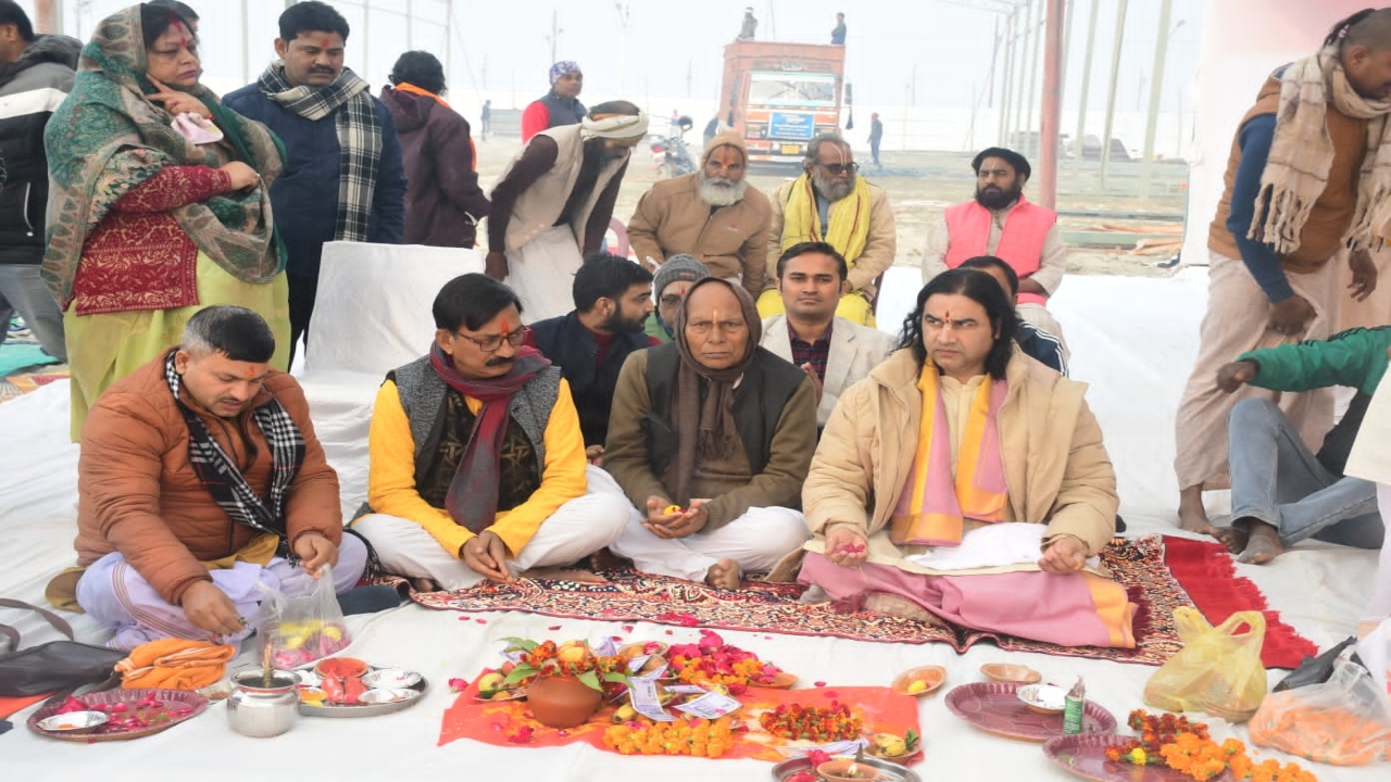 Prayagraj News : कथावाचक देवकीनंदन ठाकुर ने शिविर के लिए किया भूमि पूजन 