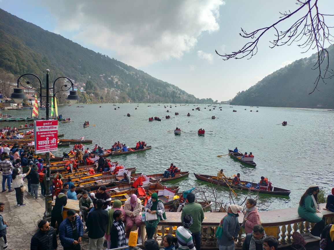 नैनीताल में पर्यटकों की भीड़, कैसा है नैनीताल का मौसम जानिए...