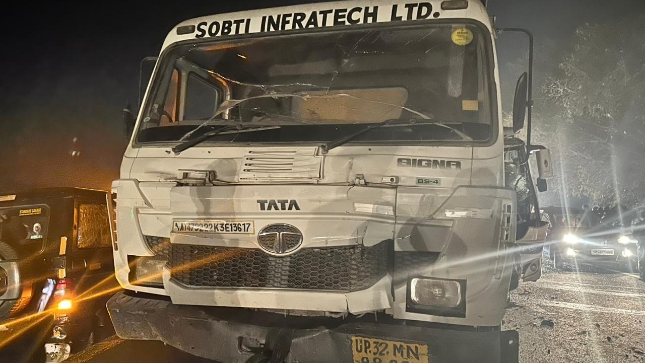 Lucknow accident: एनएचआई पर तिरछे खड़े ओवरलोड डंपर से टकराई बस, एक दर्जन से ज्यादा घायल