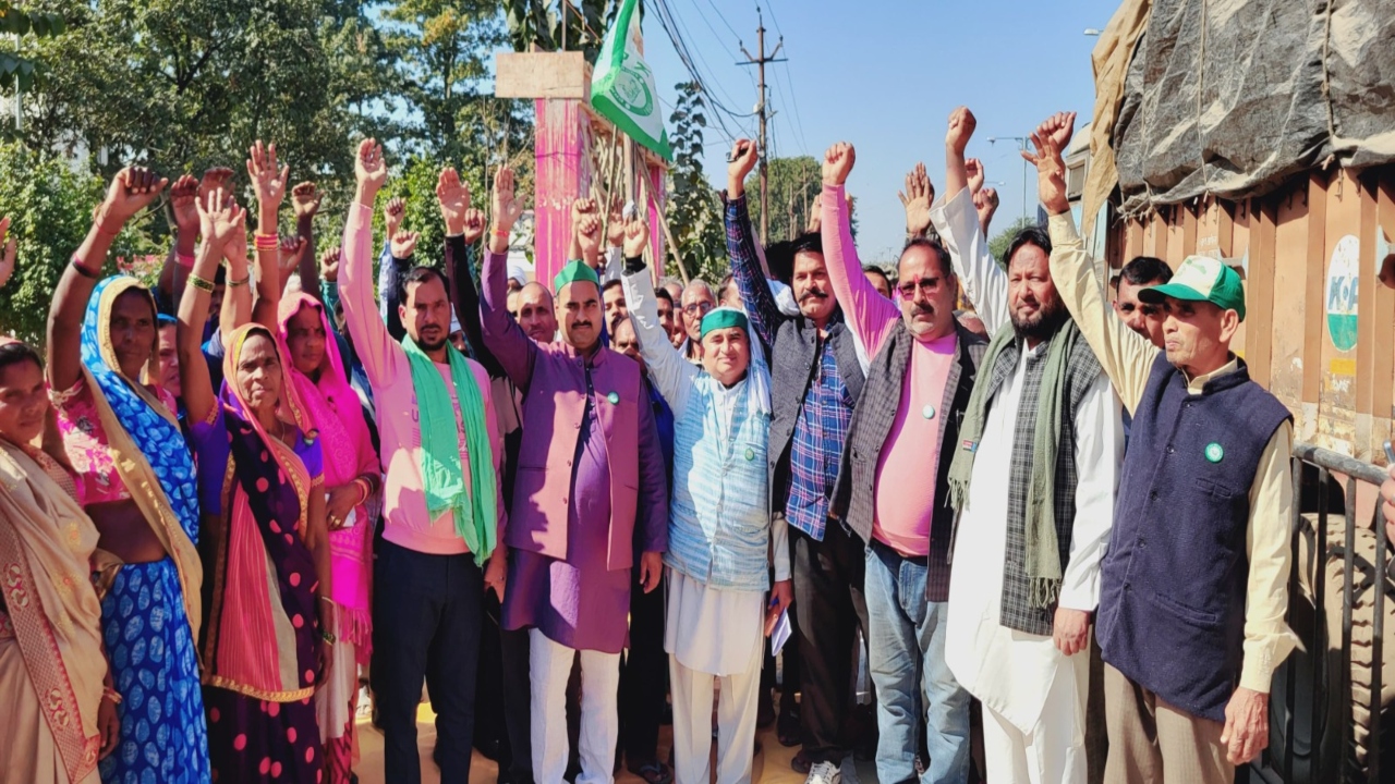 Barabanki News : किसानों की गिरफ्तारी पर भाकियू का विरोध प्रदर्शन, किसान नेताओं ने सौंपा ज्ञापन