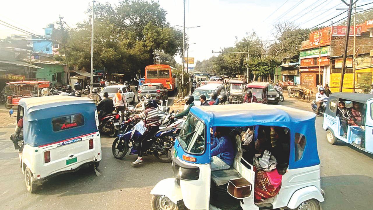 Kanpur में यू टर्न बने दिक्कत; दोनों ओर से आने वाले वाहन एक-दूसरे में उलझ रहे, लग रहा भीषण जाम, लोग परेशान