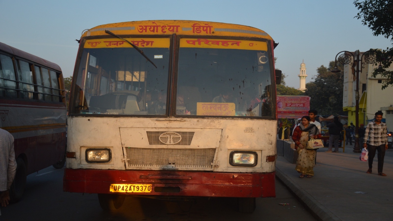 Ayodhya News : नहीं लगे ऑलवेदर बल्ब, रिफ्लेक्टर भी गायब