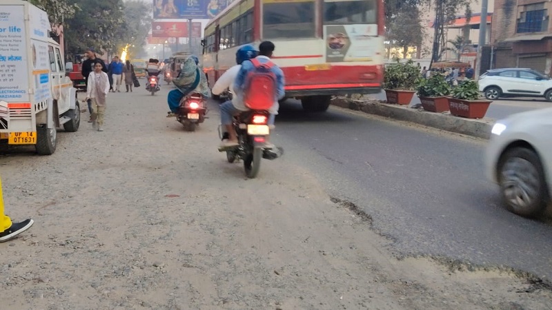 मुरादाबाद : स्मार्ट सिटी की सड़कें बदहाल, आवागमन में लोगों को हो रही परेशानी