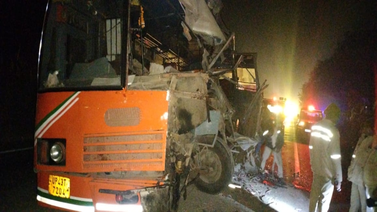 Barabanki Accident : ट्रक में घुसी तेज रफ्तार Roadways Bus, परिचालक की मौत