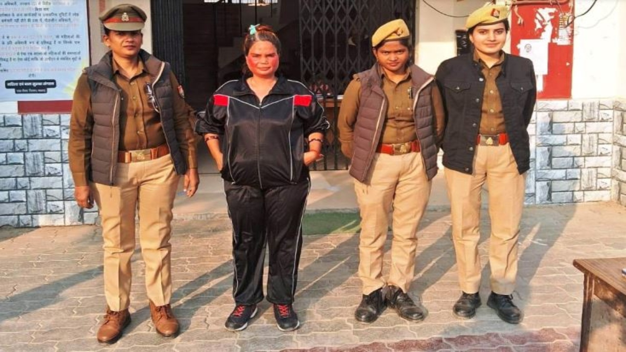 Lucknow News : पुलिस चौकी में चाकू लेकर रील बनाने वाली महिला गई जेल