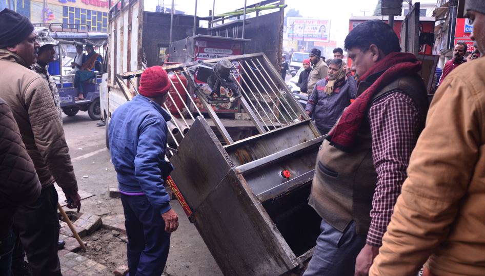 Bareilly: तीन रेस्टोरेंट पर जुर्माना, अतिक्रमण हटाने पहुंची टीम ने सामान किया जब्त 