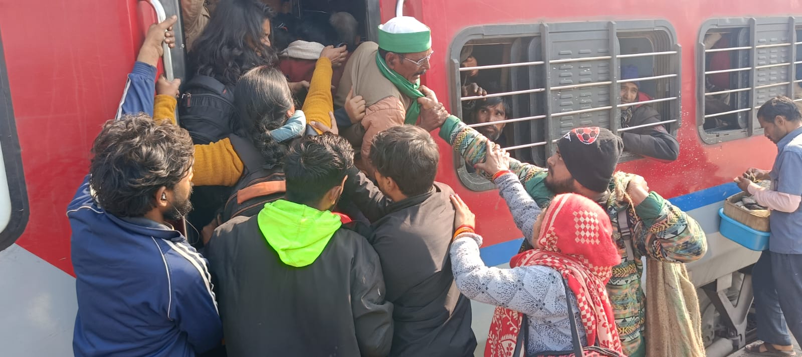 Bareilly: ट्रेनों में उमड़ी भीड़, यात्रियों से खचाखच हुआ AC कोच...RPF ने खींचकर बाहर निकाला