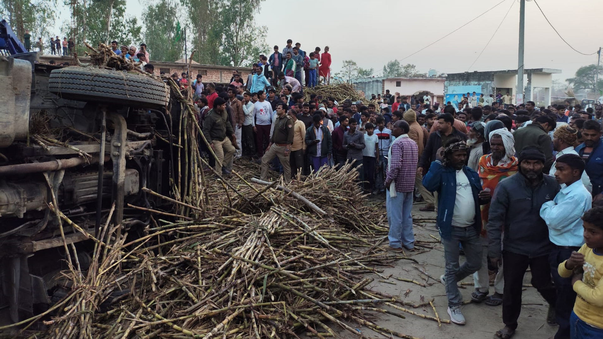 लखीमपुर खीरी : गन्ना भरा ओवरलोड ट्रक पलटा, तीन बच्चों की मौत, एक गंभीर घायल