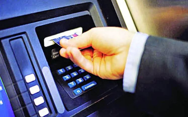 शाहजहांपुर: ATM से 200 की जगह निकले 500 रुपये के नोट, बैंक को लगी 4.98 लाख से ज्यादा की चपत