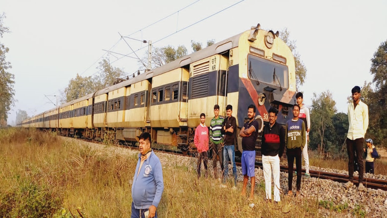 गोंडा में टला बड़ा रेल हादसा: ओवरहेड तार का ब्रेकेट टूटा, लोको पायलट ने इमरजेंसी ब्रेक लगाकर रोकी ट्रेन, मची अफरातफरी