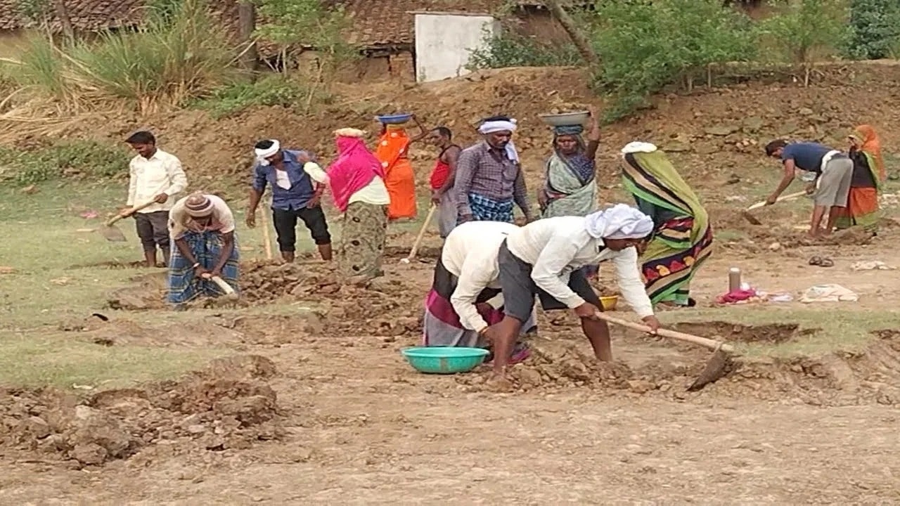 बाराबंकी: मनरेगा में धांधली नहीं ले रहा थमने का नाम, मजदूरी बढ़ाने की आड़ में चल रहा खेल 