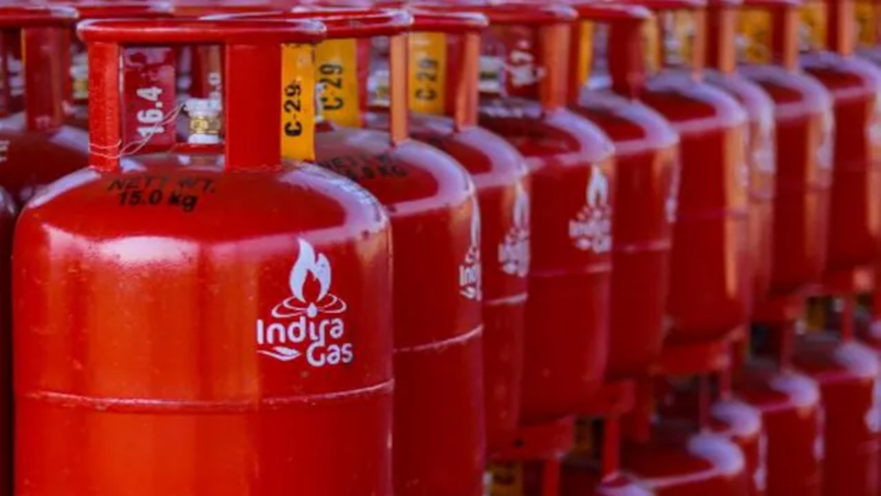 LPG Cylinder Price: नए साल पर मिली बड़ी राहत, घटे सिलेंडर के दाम, इन्हें होगा फायदा