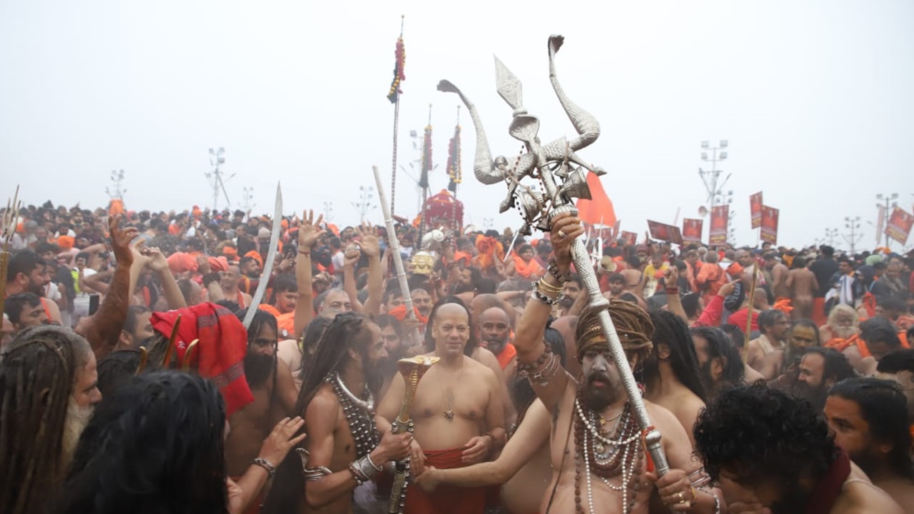 Maha Kumbh 2025: महाकुंभ के त्रिवेणी तट पर एकता और समरसता का अद्भुत नजारा, विविधताओं में दिखा एकता का उत्सव