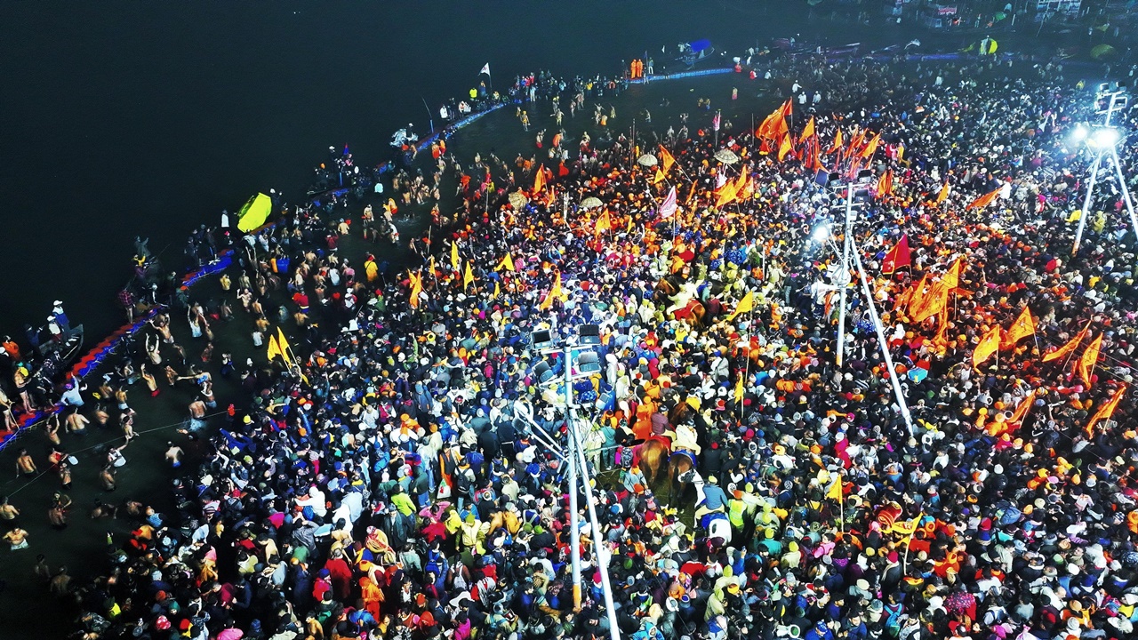 Maha Kumbh 2025: मकर संक्रांति पर सुबह 10 बजे तक एक करोड़ 38 लाख श्रद्धालुओं ने लगाई आस्था की डुबकी, अखाड़ों का अमृत स्नान जारी