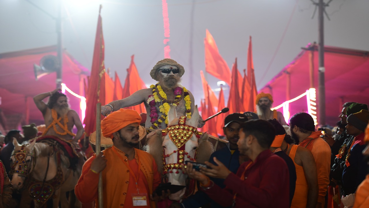 महाकुम्भ 2025: कभी बजाते डमरू तो कभी लहराते भाले और तलवारें... त्रिवेणी तट पर आकर्षण का केंद्र बने नागा संत, देखें तस्वीरें