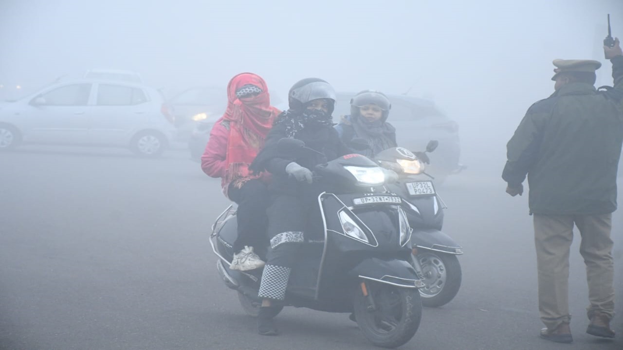 UP Weather Update: राजधानी लखनऊ समेत घने कोहरे की चपेट में  UP, बर्फीली हवाओं से छूट रही कंपकंपी