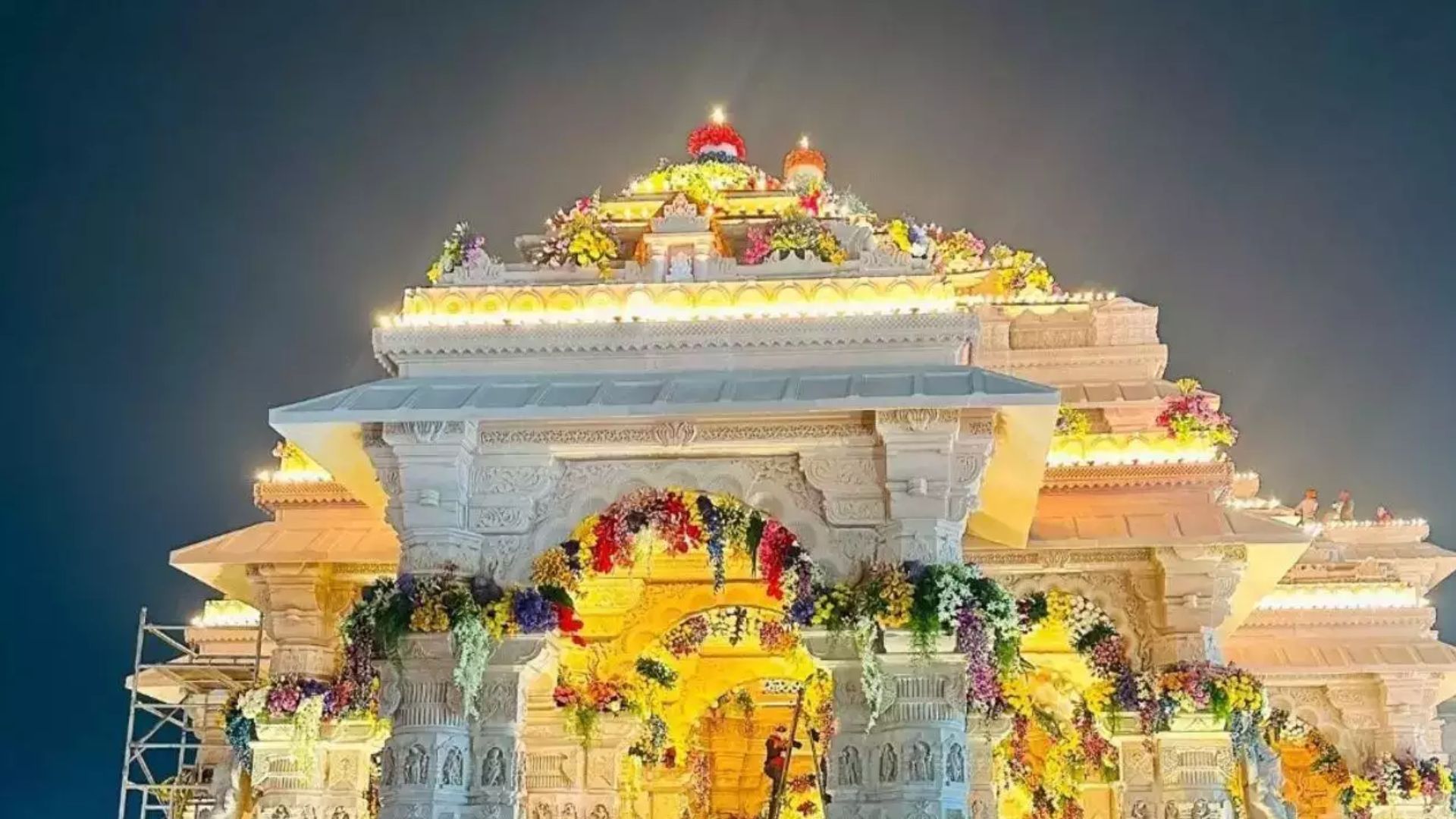 राम मंदिर में प्राण प्रतिष्ठा की पहली वर्षगांठ से जुड़े समारोह की शुरुआत, फूलों से सजा रामलला का दरबार