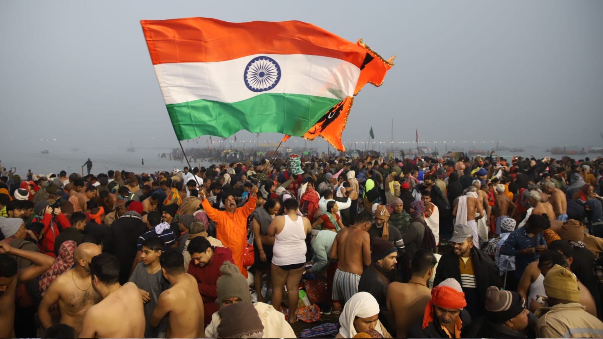 Maha Kumbh 2025: पहले ही स्नान में दिखा आस्था और उमंग का जनसैलाब, महाकुंभ की दिव्यता देख श्रद्धालु हुए मुग्ध